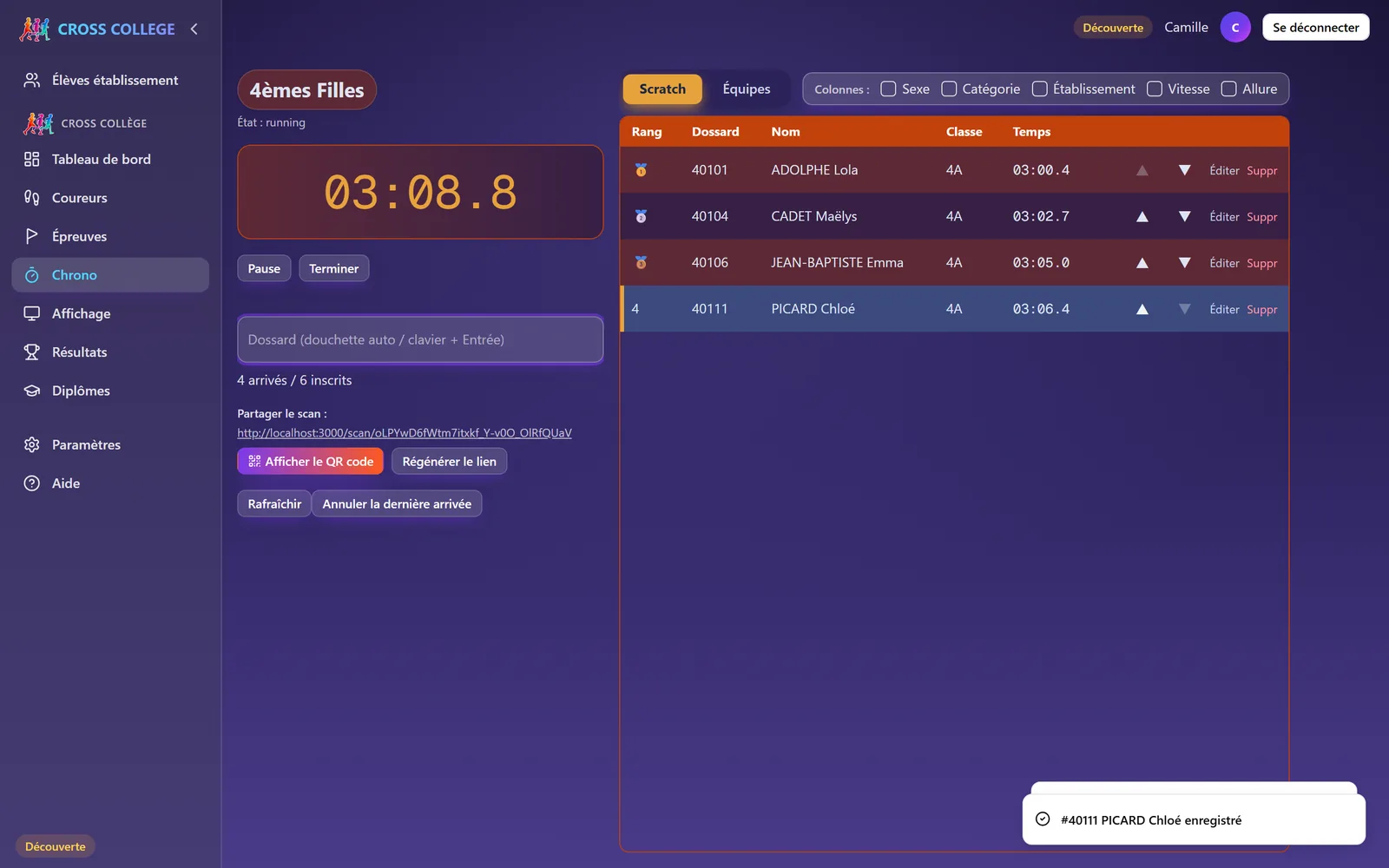 La course en cours : chaque scan ajoute une ligne, la dernière est surlignée en bleu, les trois premiers portent une médaille.